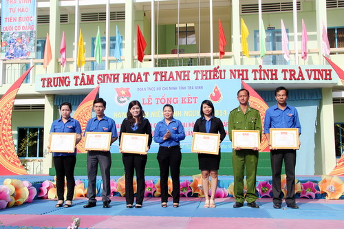 Tặng Bằng khen cho các đơn vị hoàn thành xuất sắc nhiệm vụ trong Năm Thanh niên tình nguyện 2014